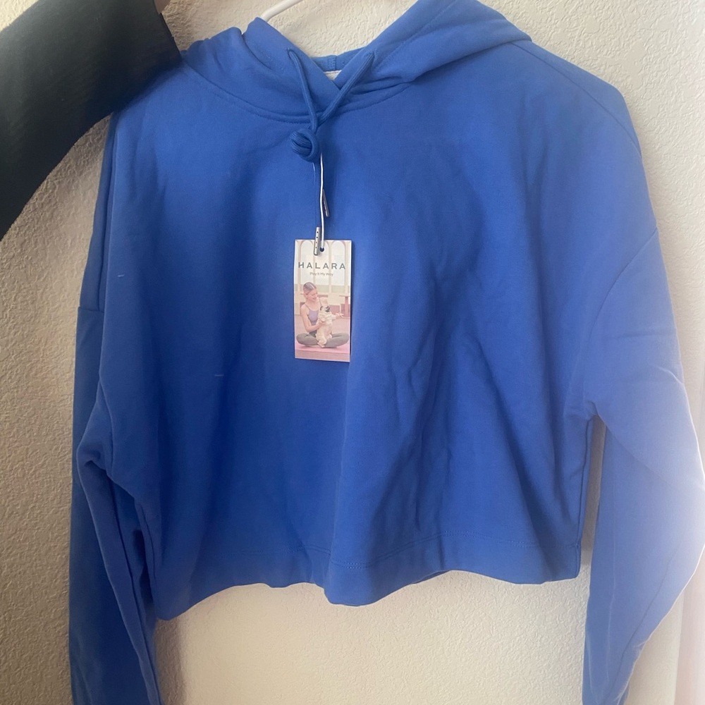Women’s cropped hoodie.